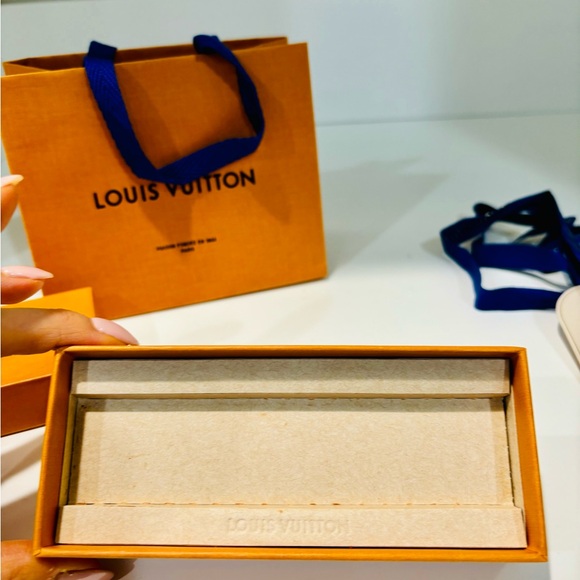 Louis Vuitton Empty gift box and bag with ribbon and tag. - Picture 2 of 7